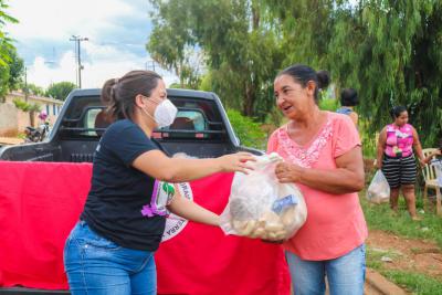 Mulheres de acampamentos e assentamentos do MST partilharam 160 cestas de alimentos